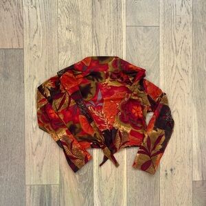 Red and brown floral print crop with a tie front 

No size but fits a small